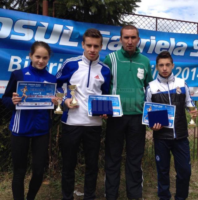 Cei trei atleți dorneni medaliați la Crosul Gabriela Szabo, alături de antrenorul Cristian Prâsneac