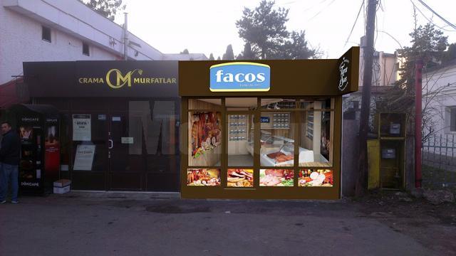 Magazinul FACOS este situat pe aleea principală de acces spre Piața Mică și are program zilnic, între orele 7 şi 18
