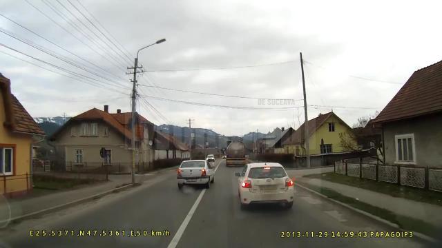Şoferul de pe Dacia Logan face o mulţime de manevre neregulamentare