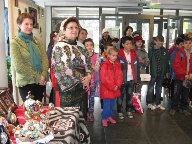 Expoziţia „Oul încondeiat - Tradiţie şi modernitate”, realizată de artistul popular Georgeta Iliuţă