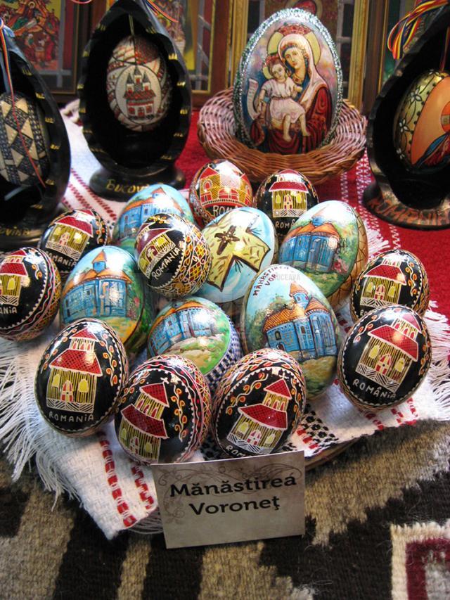 Expoziţia „Oul încondeiat - Tradiţie şi modernitate”, realizată de artistul popular Georgeta Iliuţă