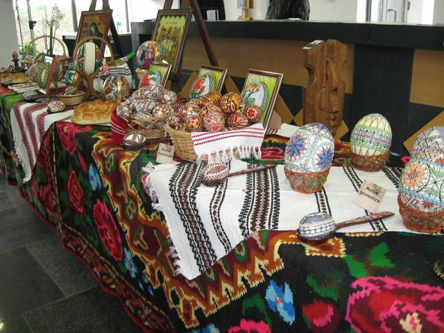 Expoziţia „Oul încondeiat - Tradiţie şi modernitate”, realizată de artistul popular Georgeta Iliuţă