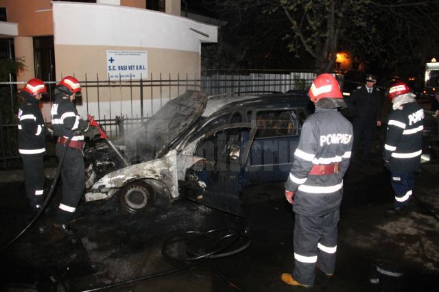 Maşina unui poliţist sucevean, cuprinsă de flăcări luni noapte