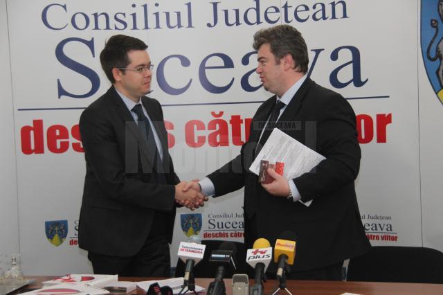 Contractul de împrumut a fost semnat în cursul zilei de marţi de preşedintele CJ Suceava, Cătălin Nechifor, şi de managerul pentru relaţii cu clienţii din cadrul UniCredit Ţiriac Bank, Cosmin Cătălin Gheorghe