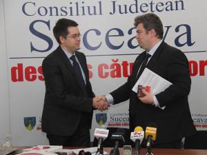Cătălin Nechifor şi reprezentantul UniCredit Tiriac Bank au semnat contractul pentru împrumutul de 27 de milioane de lei