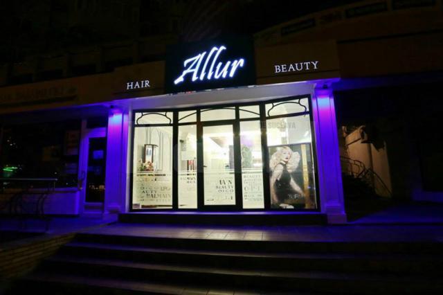 Situat pe Calea Obcinilor nr. 1, Allur Hair&Beauty este deschis de marţi până sâmbătă, între orele 09.30-18.00