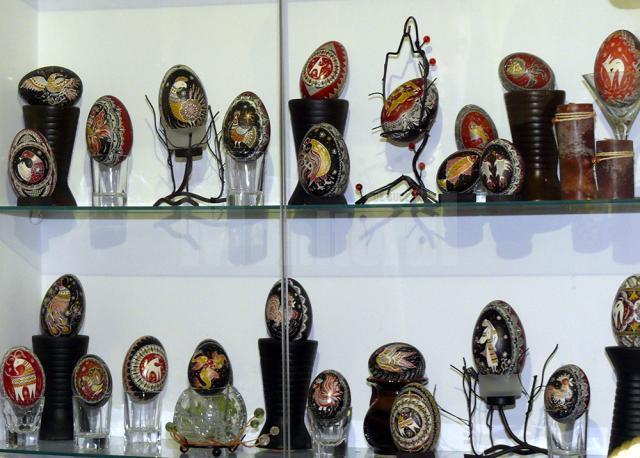 La Moldoviţa, tradiţia înnobilării oului este la ea acasă
