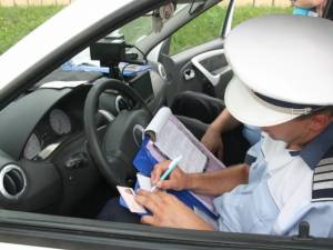 Poliţiştii au aplicat peste 400 de amenzi pentru încălcarea legislaţiei rutiere