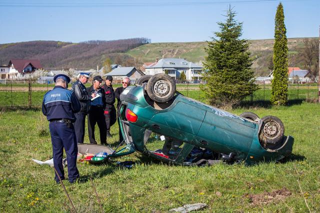 În accidentul petrecut la Pătrăuţi, o tânără a pierdut controlul volanului şi s-a răsturnat cu maşina. Foto: Mihai Nicoară