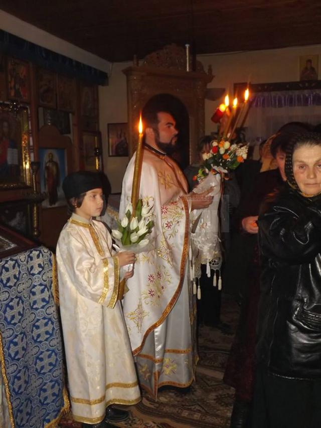 Zeci de mii de oameni au luat Lumina Sfântă de la bisericile şi mănăstirile din Bucovina