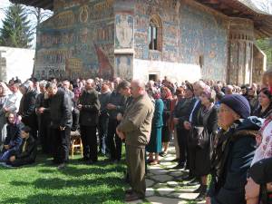 Sute de oameni au participat la hramul Voroneţului