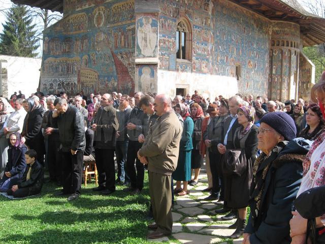 Sute de oameni au participat la hramul Voroneţului
