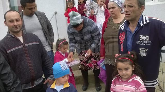 Copiii romi din Pătrăuţi vor să meargă la grădiniţă, nu la cerşit