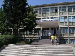 Cazurile de pediculoză în rândul elevilor au apărut în această săptămână la Colegiul Naţional „Petru Rareş”