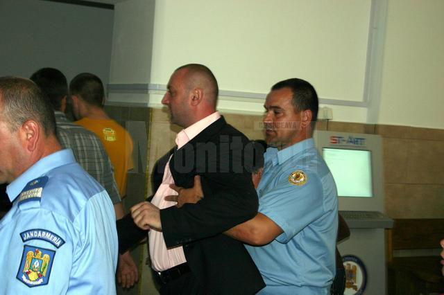 Acuzat de înşelăciune, fostul poliţist Cristian Iordache, din Fălticeni, a scăpat de închisoare, zilele trecute, la Înalta Curte de Casaţie Justiţie
