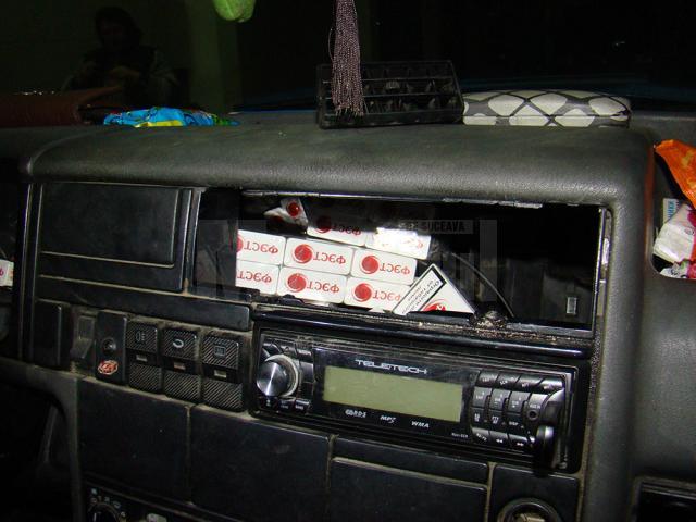 Într-un locaş special amenajat în podeaua autoturismului au fost descoperite 1.050 de pachete de ţigări marca Viceroy, de provenienţă ucraineană