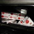 Într-un locaş special amenajat în podeaua autoturismului au fost descoperite 1.050 de pachete de ţigări marca Viceroy, de provenienţă ucraineană