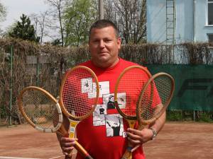 Managerului de la clubul Select, Mihai Pop, aşteaptă concurenţii la Tenis Retro Cup