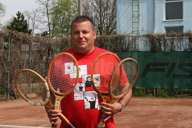 Managerului de la clubul Select, Mihai Pop, aşteaptă concurenţii la Tenis Retro Cup
