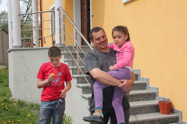 Simion Tomescu, alături de copiii săi, Adrian si Cristina