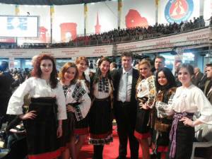 Liderul PSD Suceava, Cătălin Nechifor, alături de delegatele sucevene îmbrăcate în costume tradiţionale