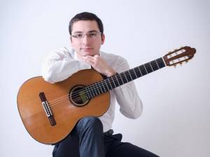 Dan Alexandru Arhire susţine un concert de chitară, astăzi, la Biblioteca Bucovinei