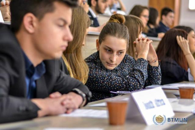 Participanţii la dezbateri, în aula Colegiului „A.T. Laurian” din Botoşani