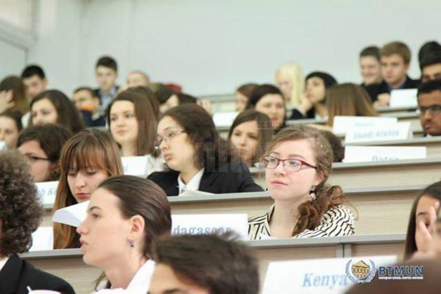 Participanţii la dezbateri, în aula Colegiului „A.T. Laurian” din Botoşani