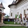 Procesiunea în jurul sfântului lăcaş cu prapuri şi cruci