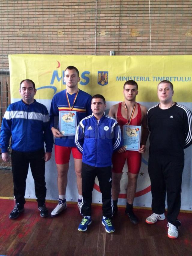Cei doi medaliați suceveni, Constantin Huțuleac și Daniel Blănari, alături de antrenorii Valerică Gherasim, Andrei Bolohan și Daniel Ciubotaru