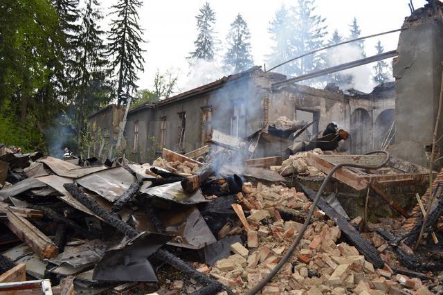 Clădirea fostului sanatoriu de la Solca a ars din temelii