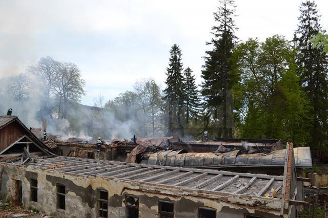 Clădirea fostului sanatoriu de la Solca, făcută scrum într-un devastator incendiu