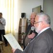 Poetul israelian Menachem M. Falek oferindu-i Diploma de onoare scriitorului Ion Drăguşanul