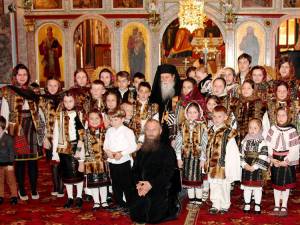 ÎPS Pimen, alături de membrii corului Bisericii Sf. Dumitru