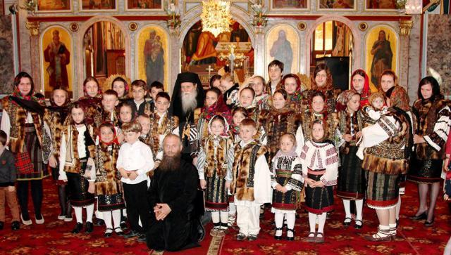 ÎPS Pimen, alături de membrii corului Bisericii Sf. Dumitru