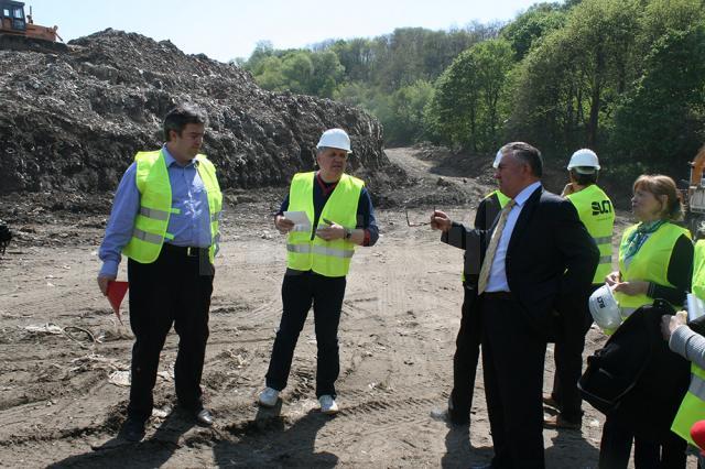 Cătălin Nechifor a inspectat în cursul zilei de ieri lucrările de închidere a fostului depozit de deşeuri de pe malul râului Suceava