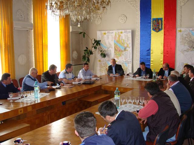 Consiliul Local Fălticeni a aprobat luni, 28 aprilie, interzicerea traficului greu pe strada Sucevei din municipiul Fălticeni, în perioada 5 mai – 15 iunie a.c.