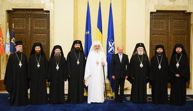 Cinci ierarhi din diaspora, membri ai Sfântului Sinod al BOR, au fost decoraţi de către Preşedintele României. Foto: Robert NICOLAE