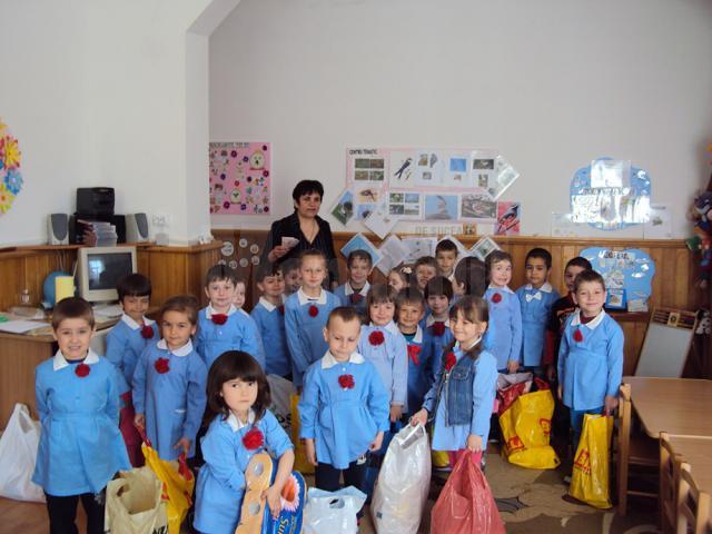 Copiii din grupa mijlocie de la Grădiniţa cu Program Normal „Lizuca” din Fălticeni, coordonaţi de educatoarea Doiniţa Bălan
