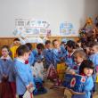 Copiii din grupa mijlocie de la Grădiniţa cu Program Normal „Lizuca” din Fălticeni, coordonaţi de educatoarea Doiniţa Bălan