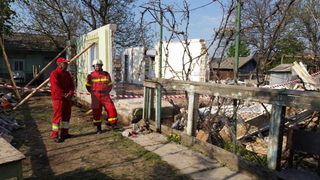 Doi pereţi ai casei s-au prăbuşit direct peste Cristinel Vasile Florea, bărbatul decedând pe loc, fiind prins sub dărâmături