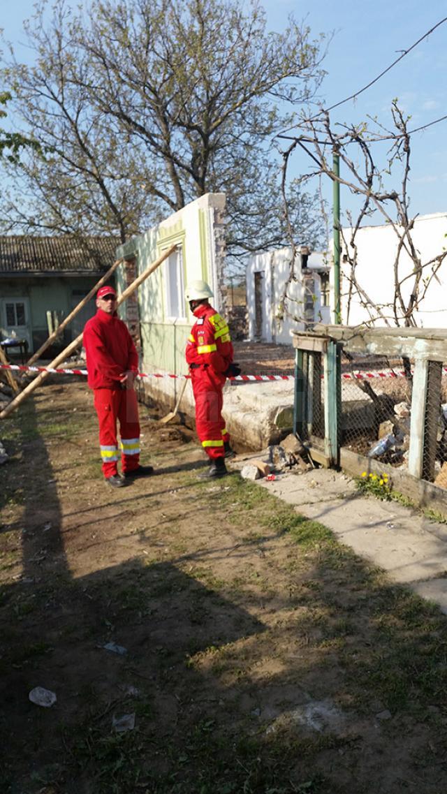 Doi pereţi ai casei s-au prăbuşit direct peste Cristinel Vasile Florea, bărbatul decedând pe loc, fiind prins sub dărâmături