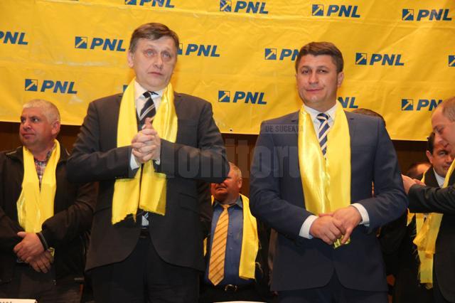 Crin Antonescu şi candidatul din zona Moldova a PNL pentru alegerile europarlamentare, Mihai Ţurcanu