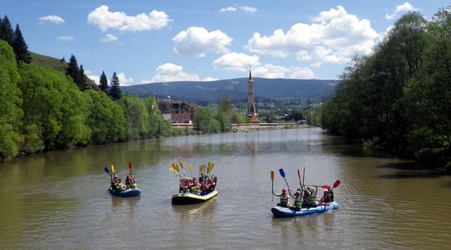 Tiroliană şi river rafting pentru turiştii care şi-au petrecut minivacanţa de 1 mai la Vatra Dornei
