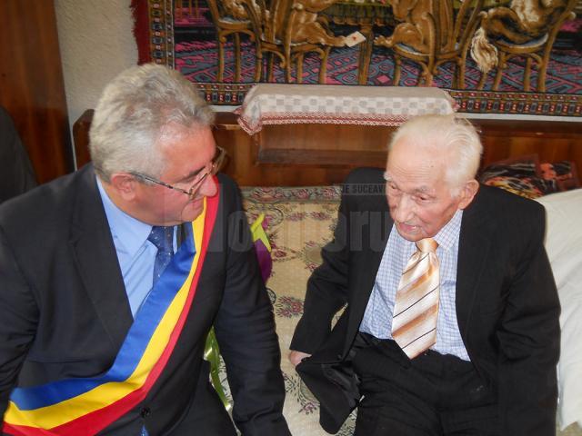 La împlinirea vârstei de 100 de ani, Vasile Bodnar a fost felicitat de primarul Sucevei, Ion Lungu