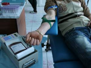Circa o sută de suceveni sunt respinşi în fiecare lună la donarea de sânge din cauză că nu întrunesc condiţiile cerute de lege