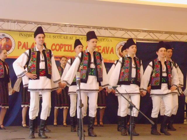 Circa 450 de elevi suceveni au participat la Festivalul de folclor „Tradiţii Bucovinene”