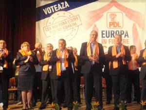Candidatul PDL pentru Parlamentul European Orest Onofrei şi prim-vicepreşedintele PDL Cătălin Predoiu au fost prezenţi la o întâlnire cu alegătorii din municipiul şi zona Rădăuţi