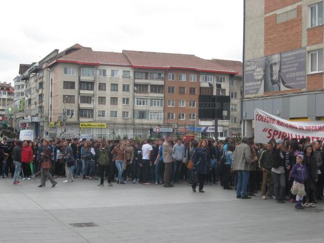 Marş prin Suceava, în cadrul acţiunii „Fii conştient, nu dependent”