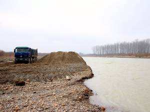 Balastul exploatat din imediata apropiere a albiei râului Suceava